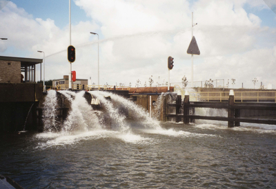 SP_WATEROVERLAST_021 Inzet van extra noodpompen bij de inlaatsluis van het Voedingskanaal om het water over ...