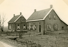 SP_WELPLAAT_015 Arbeiderswoningen bij de boerderij van Van Strien; Januari 1955