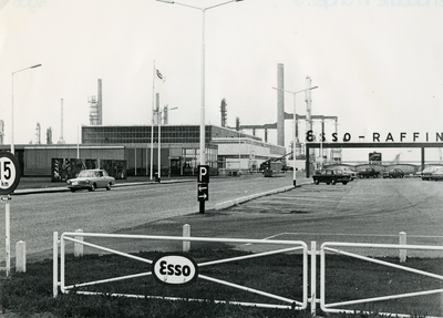SP_WELPLAAT_021 Ingang van het fabrieksterrein van Esso op de voormalige Welplaat; 1965