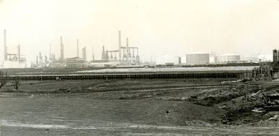 SP_WELPLAAT_023 Het fabrieksterrein van Esso op de voormalige Welplaat; 1980