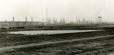 SP_WELPLAAT_024 Het fabrieksterrein van Esso en Aluchemie op de voormalige Welplaat; 1980
