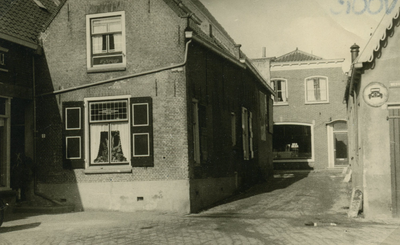 SP_WESTKADE_001 Het huis van Bakelaar, bakkerij van coöperatie, achter slagerij Mol; 1955