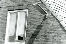 SP_WIEKSTRAAT_008 De straatverlichting in de Wiekstraat bestaat uit verouderde gevelarmaturen; 1975