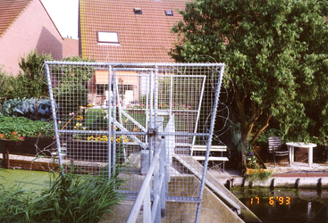 SP_WIJKEN_DEHOEK_027 Een stuw in een singel in wijk De Hoek; 17 juni 1993