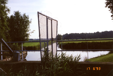 SP_WIJKEN_DEHOEK_028 Een stuw in een singel in wijk De Hoek; 17 juni 1993