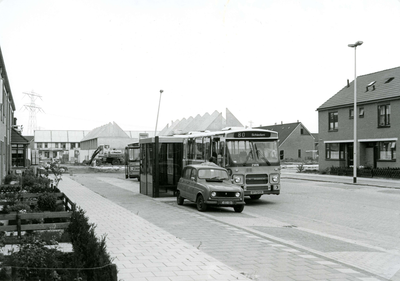 SP_WIJKEN_VRIESLAND_025 Bushalte in de wijk Vriesland; 3 juni 1983