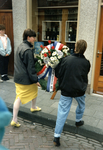SP_WO2_HERDENKING_006 Kranslegging bij de gedenksteen in het huis van Sallie Levi door de leerlingen van de ...