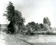 SP_WO2_INUNDATIE_001 Boerderij aan de Lange Schenkeldijk van de familie Leenen staat onder water tijdens de inundatie; 1944