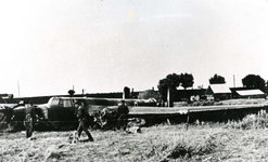 SP_WO2_SCHADE_007 Duitse soldaten van de Flak luchtafweer inspecteren het neergestorte toestel (Whitley's Mk V van het ...