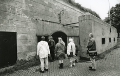 TI_PELTSERSDIJK_009 Bezoekers tijdens een excursie aan Fort Peltsersdijk voor de ingang van het fort; 19 juni 1997