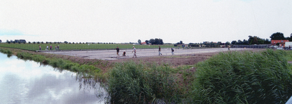 TI_WOUDSEWEG_006 Het perceel van kwekerij van L.van de Bos wordt klaargemaakt voor het plaatsen van de potten ...