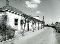 VP_ACHTERDIJK_001 Het voormalige gemeentehuis en postkantoor van Vierpolders; ca. 1950