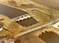 VP_ACHTERDIJK_010 Waterstuw in de hoofdwaterafvoer door Voorne naar gemaal Trouw; 1982