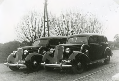 VP_DORPSDIJK_005 Twee Plymouths op het erf bij de garage van R. Lugtenburg (later Luveto); ca. 1937