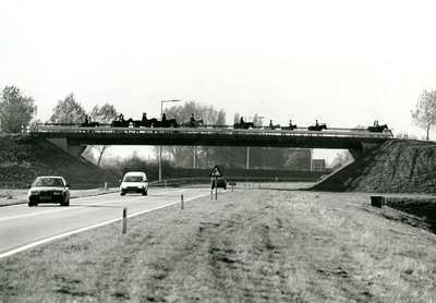 VP_DORPSDIJK_010 Ruiters over het viaduct over de N57; 1996
