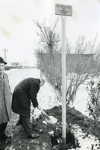 VP_OPENBAARVERVOER_001 Plaatsen van een bushalte van de RTM. Links (met hoed) burgemeester J.G. Bosch; ca. 1967