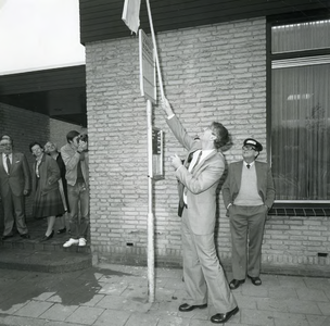 VP_OPENBAARVERVOER_002 Onthulling van de ZWN bushalte van de buurtbus voor het Dorpshuis de Korstanjerie; 11 november 1982