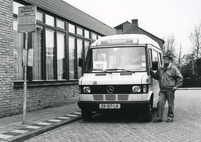 VP_OPENBAARVERVOER_003 De buurtbus bij de bushalte voor Dorpshuis de Korstanjerie, met de chauffeur Anker; 16 januari 1992
