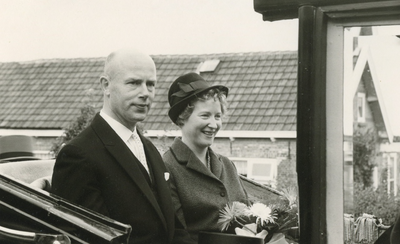 VP_PERSONEN_022 De nieuwe burgemeester J.G. Bosch en echtgenote in de koets op de Dorpsdijk; 16 september 1964