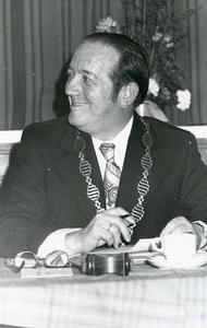 VP_PERSONEN_050 De nieuwe burgemeester B.J. Korstanje tijdens zijn installatie; 15 november 1974