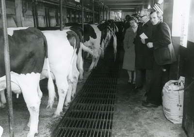 VP_PERSONEN_058 Werkbezoek van mr. M. Vrolijk, commissaris der koningin van Zuid-Holland, aan de melkveehouderij van L. ...