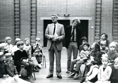 VP_PERSONEN_080 Burgemeester de Ronde biedt leerlingen een boekje over Anne Frank aan; 15 november 1984
