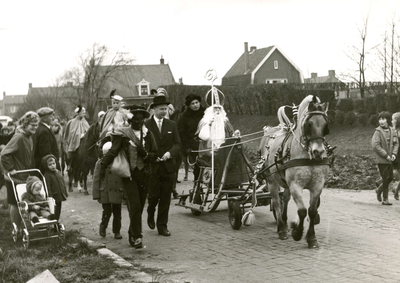 VP_PERSONEN_082 Intocht van Sinterklaas op een arrenslee, voortgetrokken door een paard; December 1967