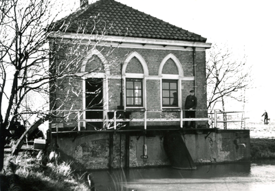 VP_RIJKSSTRAATWEG_010 Strooiwagen van waterschap De Brielse Dijkring bij het Magazijn De Klomp; ca. 1990
