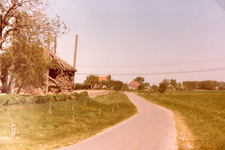 VP_RIJSWAARDSEDIJK_002 De Rijswaardsedijk gezien in de richting Zwartewaal met links de hooischelf bij de boerderij van ...