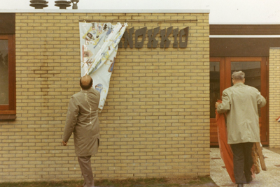 VP_SCHOLEN_001 Opening van de kleuterschool Pinokkio: onthulling van de naam; 1971