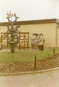 VP_SCHOLEN_007 Opening van de kleuterschool Pinokkio: kunstwerk op het schoolplein; 1971