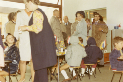 VP_SCHOLEN_009 Opening van de kleuterschool Pinokkio: kijkje in de school; 1971