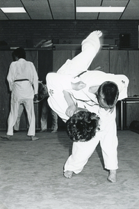 VP_SPORT_005 Leden van de judovereniging in actie op de mat in de Korstanjerie; ca. 1990