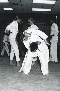 VP_SPORT_006 Leden van de judovereniging in actie op de mat in de Korstanjerie; ca. 1990