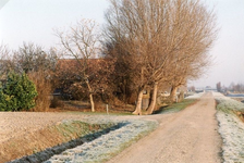 VP_TUSSENWEG_001 De Tussenweg, gezien in de richting van de Dorpsdijk met links de woning van L.P. Hokke Czn; ca. 1995