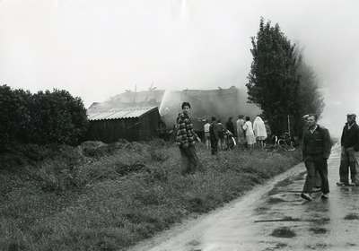 VP_VECKDIJK_005 Brand in de schuur van Teun Kleyburg na een windhoos; 12 juli 1961