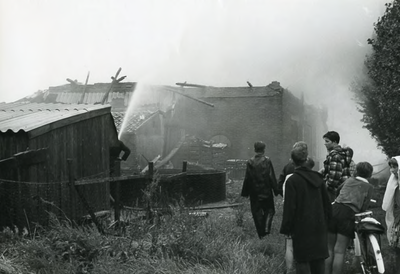 VP_VECKDIJK_006 Brand in de schuur van Teun Kleyburg na een windhoos; 12 juli 1961