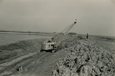 ZL_DIJKVERSTERKING_16 Kijkje op de Zeedijk, richting de Koeneweg. Op de voorgrond een dragline van aannemer Boltje ...