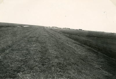 ZL_DIJKVERSTERKING_18 Kijkje op de Zeedijk, richting de Ruigendijk; 1957