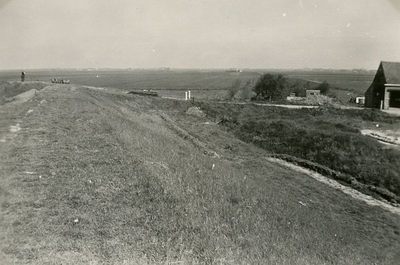 ZL_DIJKVERSTERKING_20 Kijkje op de Zeedijk, op de hoek van de Oudenhoornse Zeedijk; 1957