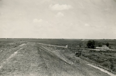 ZL_DIJKVERSTERKING_21 Kijkje op de Zeedijk, op de hoek van de Oudenhoornse Zeedijk; 1957