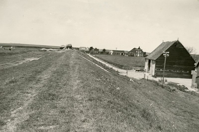 ZL_DIJKVERSTERKING_22 Kijkje op de Zeedijk. De boerderij van Nobel tussen de Schoutsweg en de Koekendorpsweg; 1957