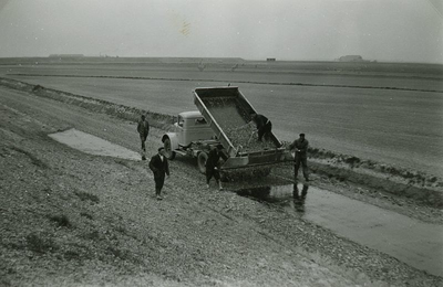 ZL_DIJKVERSTERKING_35 Aanleg van de nieuwe weg langs de Bernisse Spuidijk; 1957