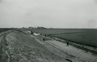 ZL_DIJKVERSTERKING_63 Aanleg van de nieuwe weg langs; 1957