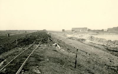 ZL_DIJKVERSTERKING_69 Kijkje op de Zeedijk, richting de Ruigendijk. De dijk wordt hersteld na de Watersnoodramp; Oktober 1953