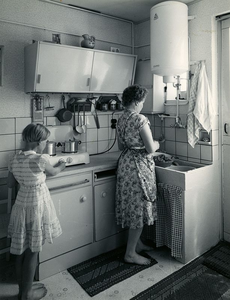 ZL_DIVERSEN_06 Een keuken in Zuidland; augustus 1959