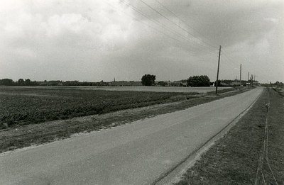 ZL_DROGENDIJK_09 Drogendijk in de richting van het dorp met links de molen; 1984