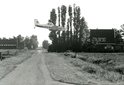 ZL_DWARSWEG_04 Met een vliegtuig wordt gif gespoten over een akker in de polder van Zuidland; ca. 1990