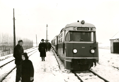 BR_HETPERRON_01 De laatste tram op het perron te Zuidland; 14 februari 1966