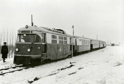 BR_HETPERRON_02 De laatste tram op het perron te Zuidland; 14 februari 1966